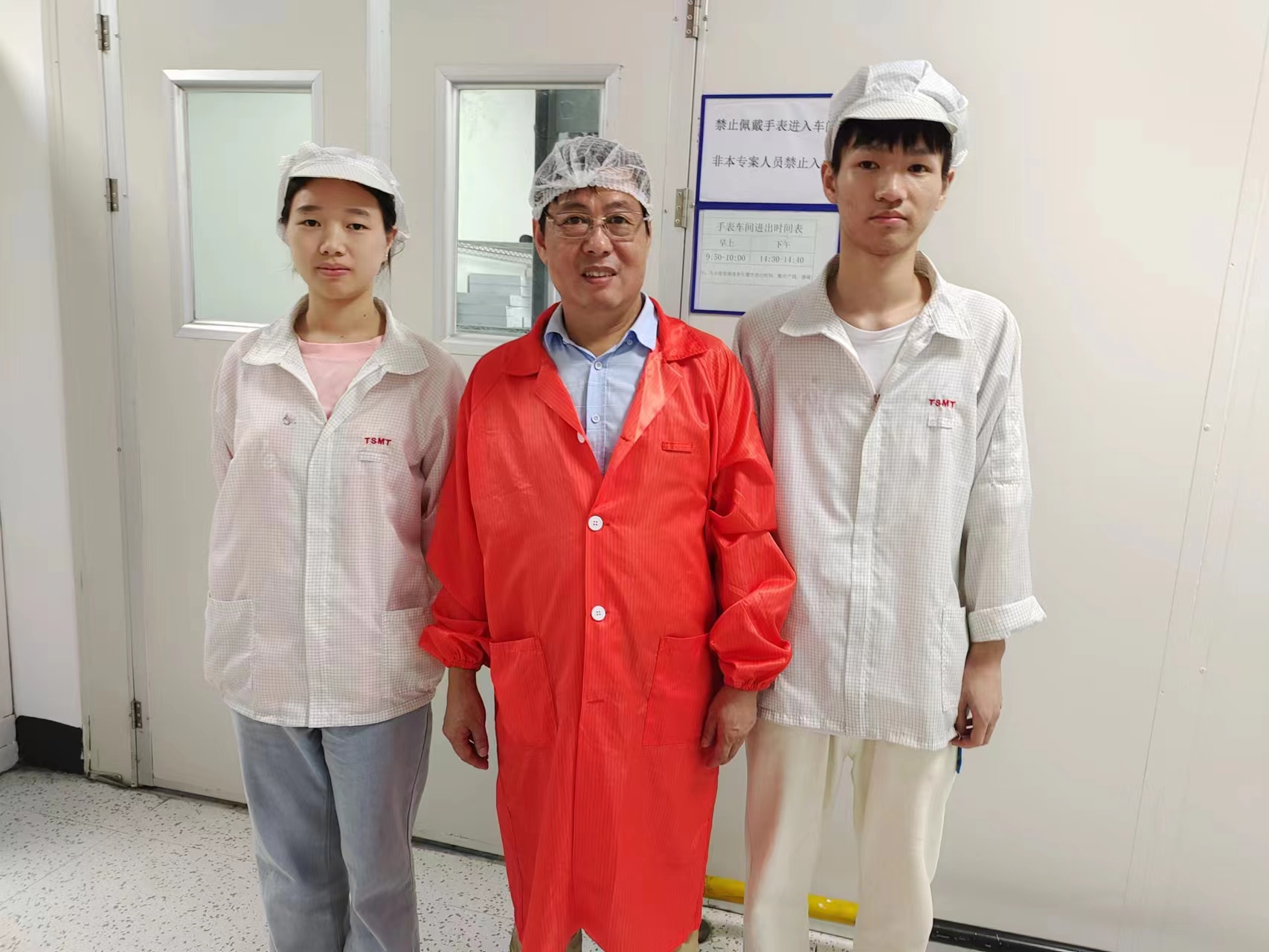 饶校长到厂看望就业学生(pic1)