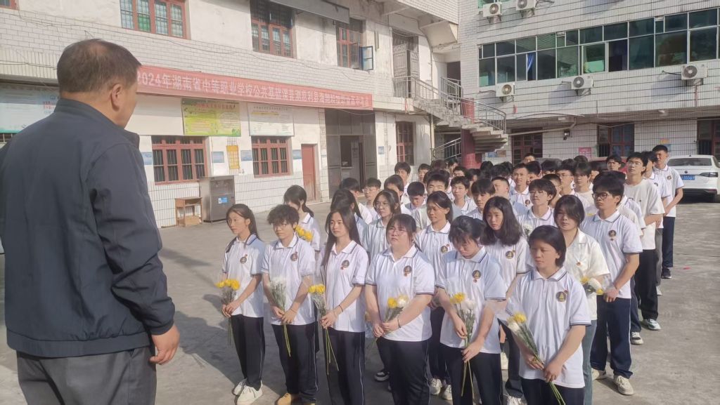 团总支开展清明祭扫活动(pic1)