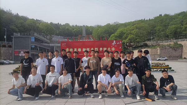 【缅怀先烈 致敬英雄】我校开展清明祭扫活动(pic1)