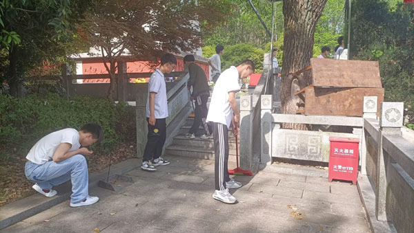 【缅怀先烈 致敬英雄】我校开展清明祭扫活动(pic3)