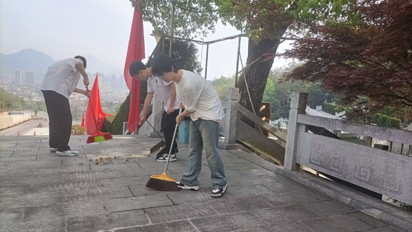 【缅怀先烈 致敬英雄】我校开展清明祭扫活动(pic2)