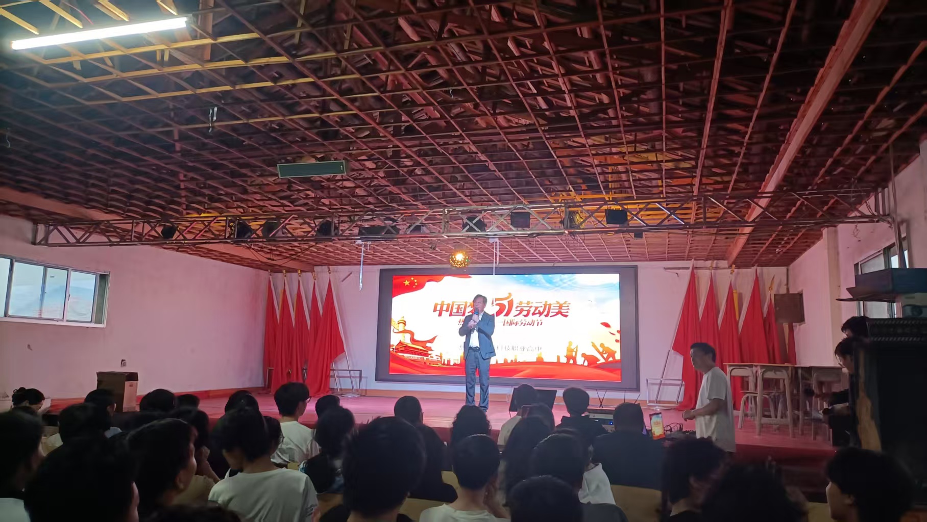 【最新】我校隆重举行庆“五一”迎“五四”文艺汇演(pic1)