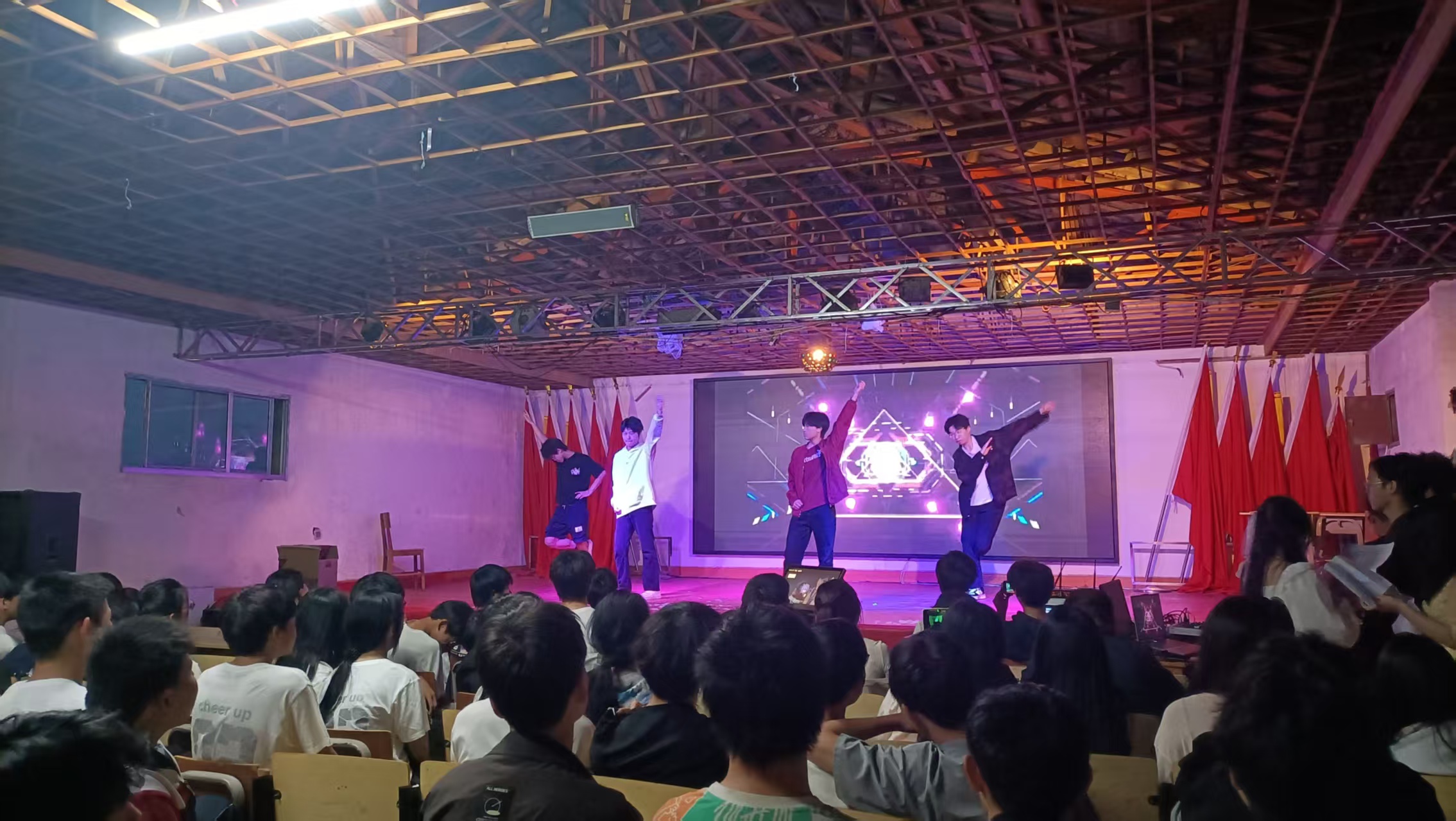 【最新】我校隆重举行庆“五一”迎“五四”文艺汇演(pic3)