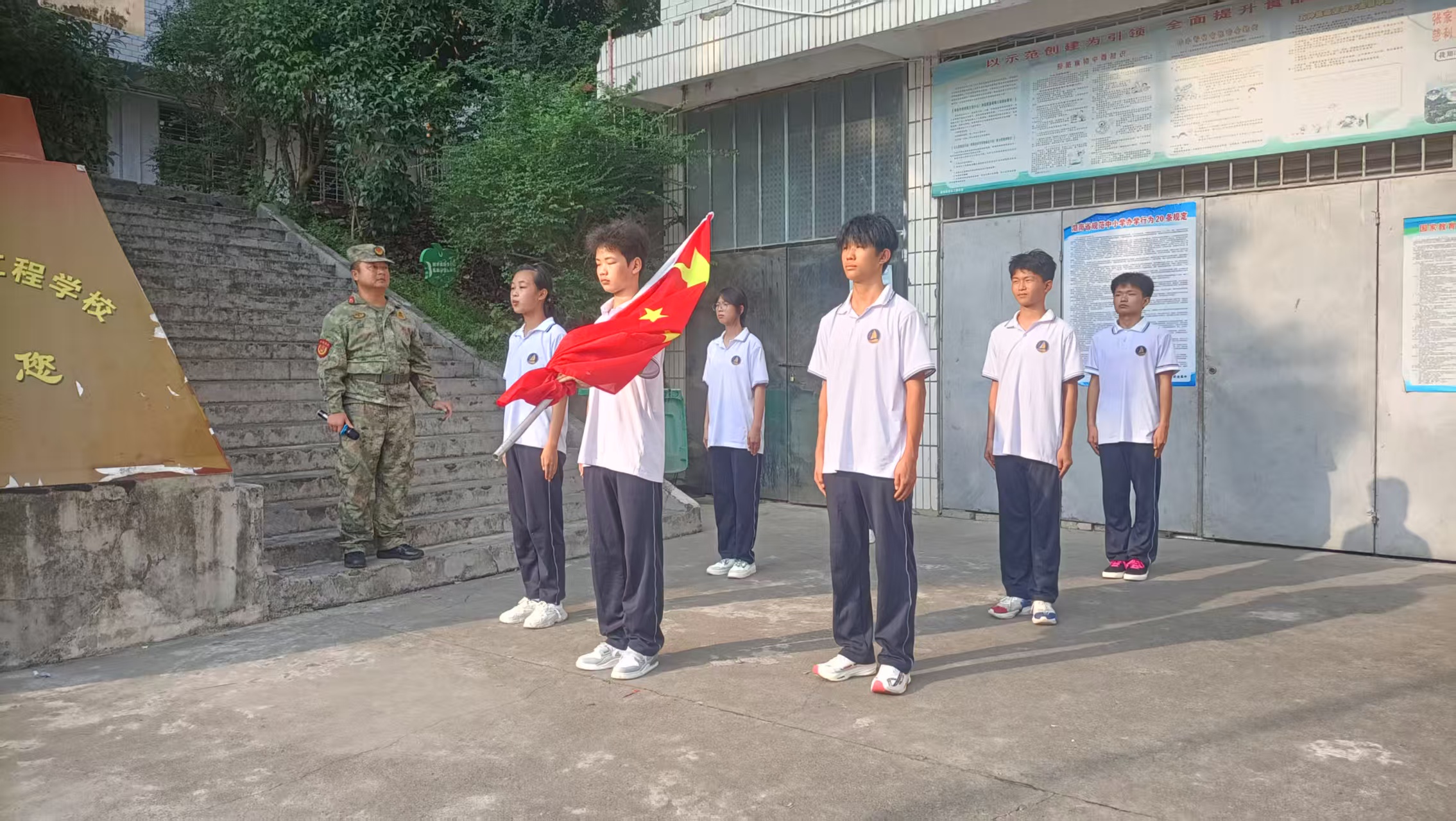 青春正当时，军训展风采(pic1)