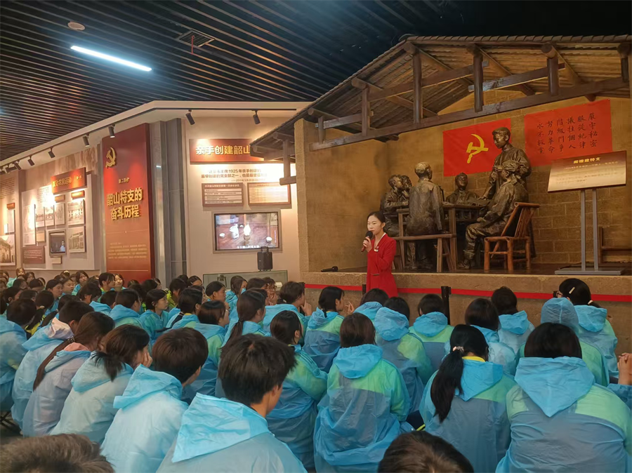 师生齐聚伟人故里 踏寻足迹汲取前进力量(pic5)