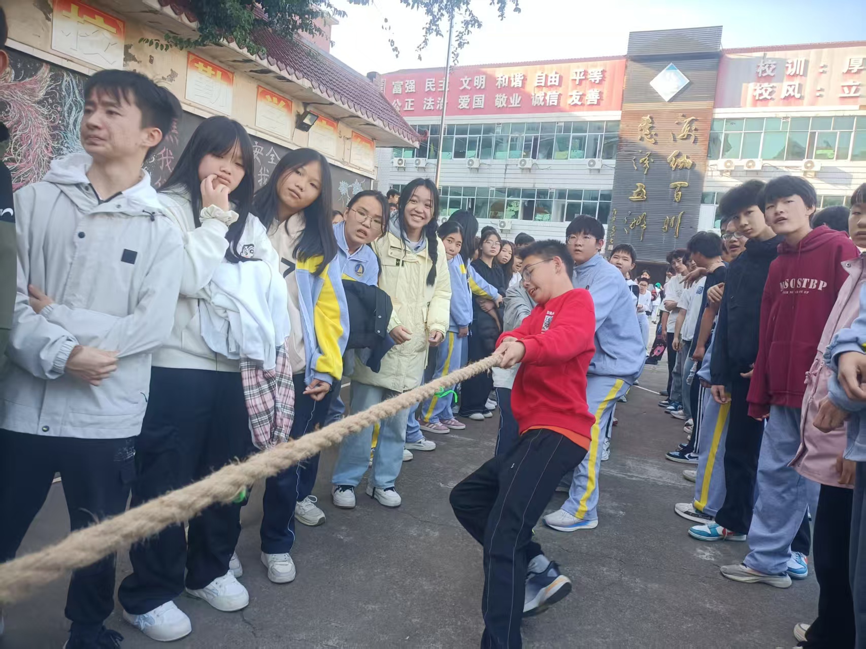 力“拔”山河2025年秋季校园拔河比赛火热开幕(pic13)